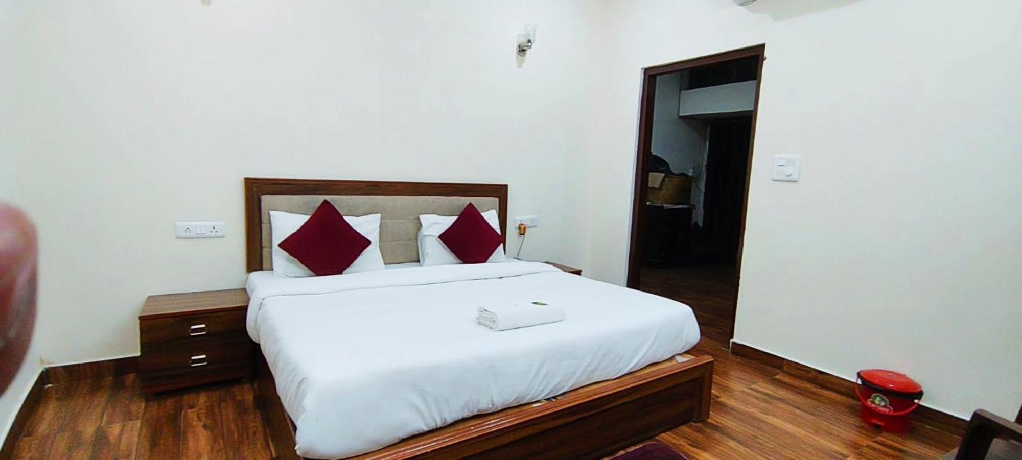 Luxury Rooms In Safdarjung Enclave Near Aiims & Safdarjung Hospital Нью-Дели Экстерьер фото
